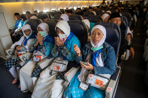 Foto: Jemaah Haji 2026 Kloter Pertama Berangkat Menuju Tanah Suci