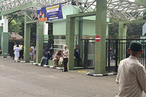 Menunggu dengan Doa: Kisah Ortu 3 Kali Dampingi Anak Jalani UTBK