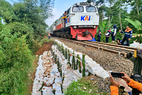 Keberangkatan KA Siliwangi Dibatalkan Imbas Gangguan Rel di Cibeber, Cianjur