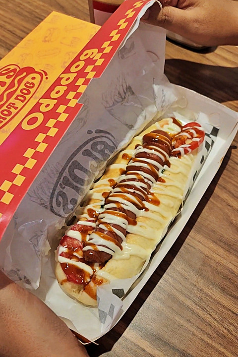 Mencicipi Aldi's Hot Dog dengan Sosis Besar dan Roti Odading