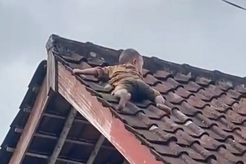 Melihat Rumah Balita di Lombok yang Naik ke Atas Genting