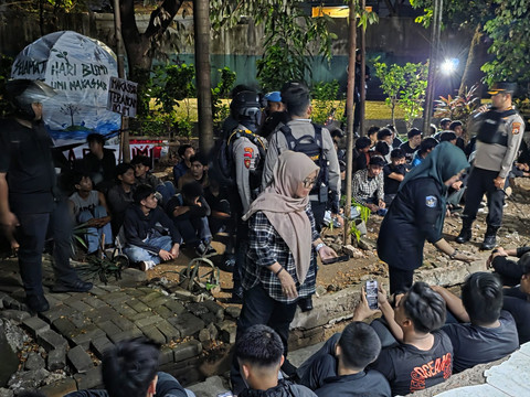 Polisi Sita Senjata Tajam dari Bentrok Mahasiswa-Massa Baju Ojol di Makassar