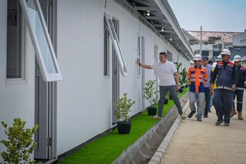 Seskab Teddy Cek Pembangunan Hunian untuk Warga Bantaran Rel Senen