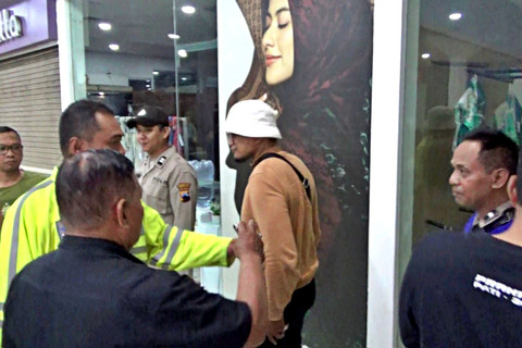 Gagal Berangkat Umrah, Kantor Travel di Semarang Digeruduk Calon Jemaah