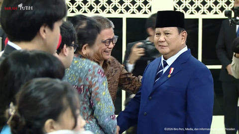 Momen Rocky Gerung di Istana: Hadiri Pelantikan, Salaman-Tertawa Bareng Prabowo