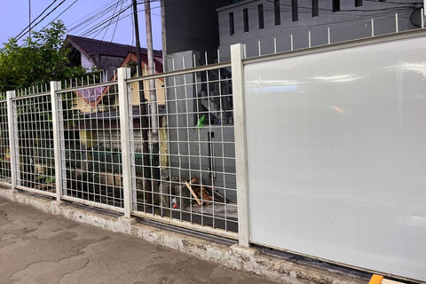 Melihat Pagar Stasiun Cawang yang Kini Tertutup: Bikin Rapi, Tapi Pedagang Rugi