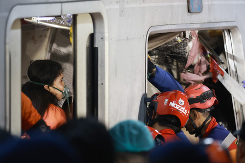 Cerita Korban 10 Jam Terjepit di KRL: Tidur di Atas Orang-Lihat Korban Jiwa