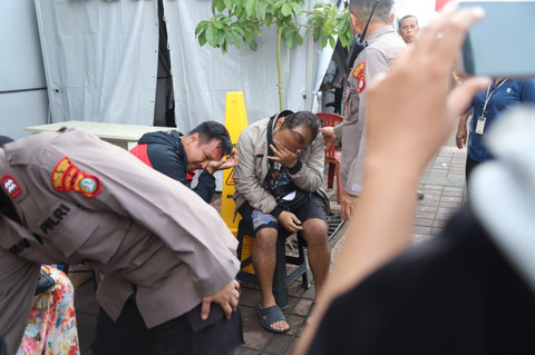 Foto: Pecah Tangis Keluarga Korban Kecelakaan KRL di Stasiun Bekasi Timur