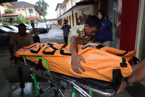 Foto: Belasan Jenazah Korban Kecelakaan KA vs KRL di Bekasi Dibawa ke RS Polri
