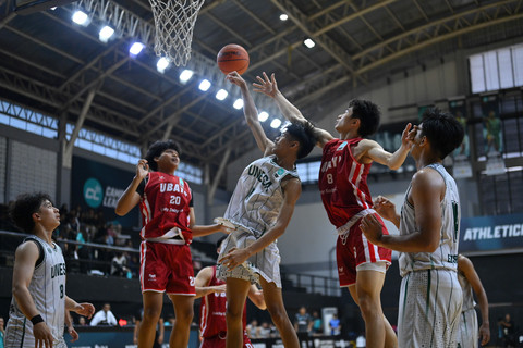 Foto: Laga Sengit Panaskan Regional Playoffs di Campus League Basket Surabaya