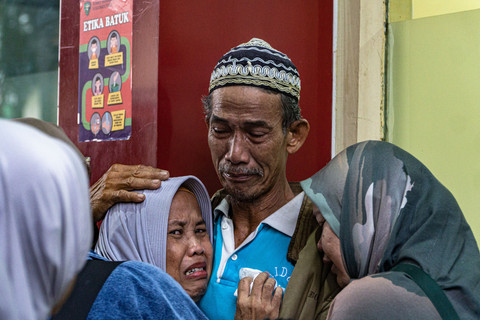 Foto: Tangis Pecah Saat Penyerahan Jenazah Korban Kecelakaan KRL di RS Polri