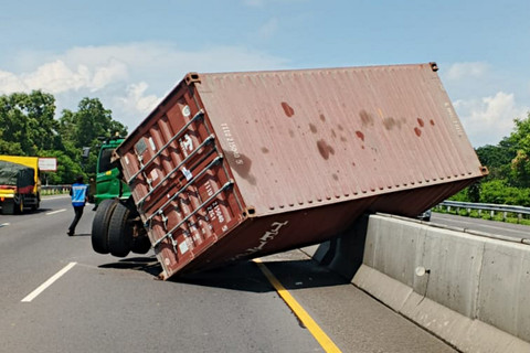 Kecelakaan Truk Trailer di Tol Cipularang: Kontainer Terguling di Tengah Jalan