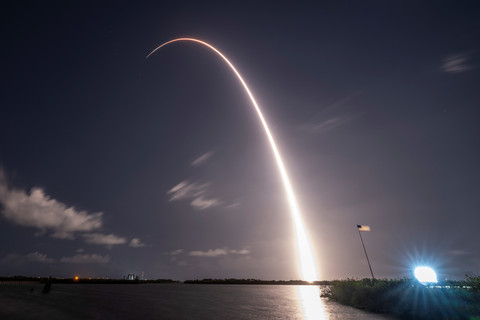 Sampah Roket SpaceX Diprediksi Bakal Tabrak Bulan pada Agustus 2026