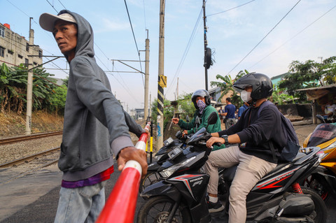 Foto: Usai Kecelakaan, KAI Pasang Palang Pintu di Perlintasan Ampera