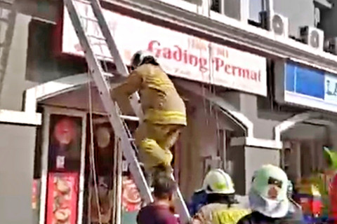 Damkar Evakuasi 19 Penghuni Apartemen Mediterania, Berikut Identitasnya