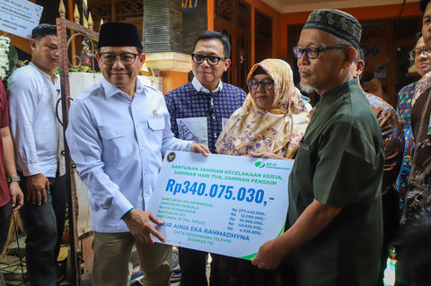 Foto: Menko PM Serahkan Santunan kepada Korban Kecelakaan Kereta Api