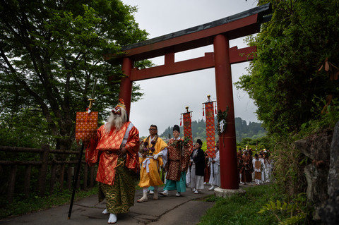 Foto: Ratusan Umat Ikuti Prosesi Sakral Matahari Terbit di Jepang