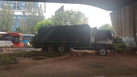 Truk Tronton Meluncur Hantam Separator Slipi: Rem Diduga Blong, Tak Ada Korban