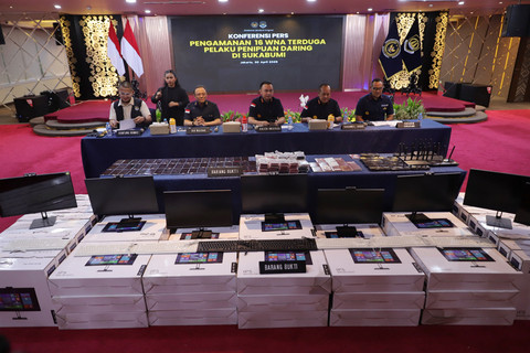 Foto: Dirjen Imigrasi Hadirkan Tumpukan Barang Bukti Penipuan Online Oleh WNA