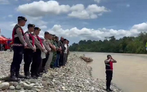 Lantunan Azan dan Upaya Polisi Cari Korban Tenggelam Sungai Krueng Kila, Aceh