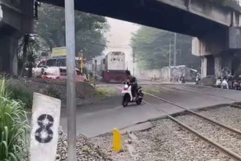 Walau Ada Tragedi KA vs KRL Bekasi Timur, di Cimahi Orang Tetap Terobos Palang