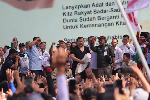Foto: Momen Prabowo Lepas Baju di Atas Panggung May Day 2026