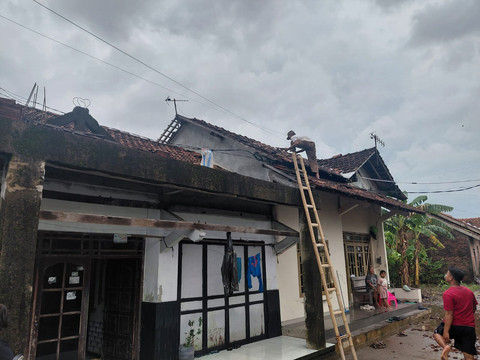Angin Puting Beliung Hantam Kabupaten Kudus, Puluhan Atap Rumah Berterbangan