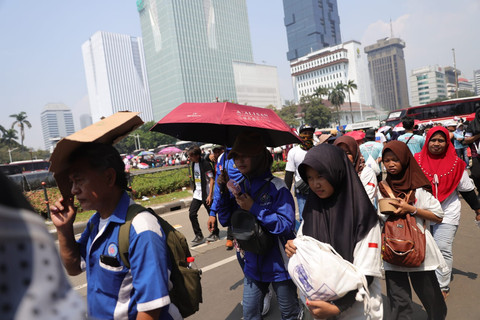Foto: Usai Rayakan May Day, Massa Buruh dari Daerah Tinggalkan Jakarta