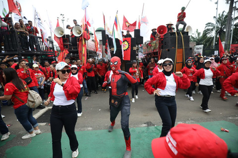 Foto: Saat Emak-emak Meriahkan Aksi May Day 2026 di Depan DPR