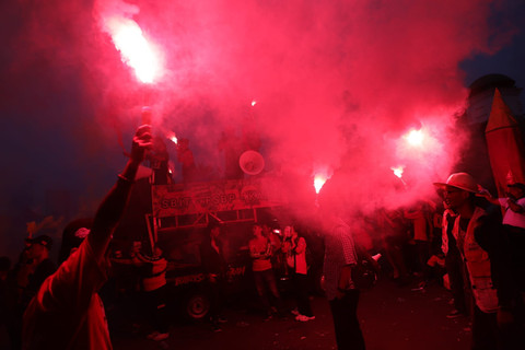 Foto: Massa May Day 2026 di Depan DPR Nyalakan Flare