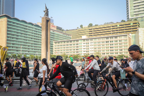 Mobil Melintas di Jalur Sepeda saat CFD Sudirman-Thamrin, In