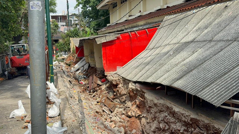 Tembok SDN Tebet Barat 08 Jaksel Roboh, Siswa Belajar Daring Sementara