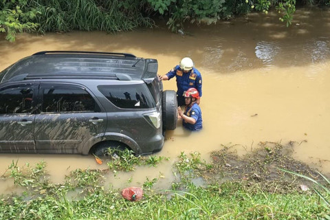 Diduga Sopir Mengantuk, Mobil Nyemplung ke Kali M1 Bandara Soetta