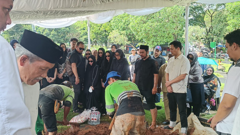 Tangis Haru Mengiringi Pemakaman Jenazah Ayah Bunga Zainal