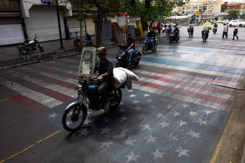 Foto: Warga Teheran Injak Gambar Bendera AS dan Israel