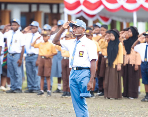 Gagahnya Siswa SLB di Papua Pimpin Upacara Berdiri 1 Kaki Selama 40 Menit