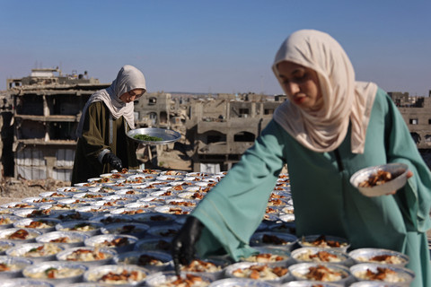 Foto: Kakak Beradik Palestina Bagikan Makanan untuk Anak Pengungsi di Jalur Gaza