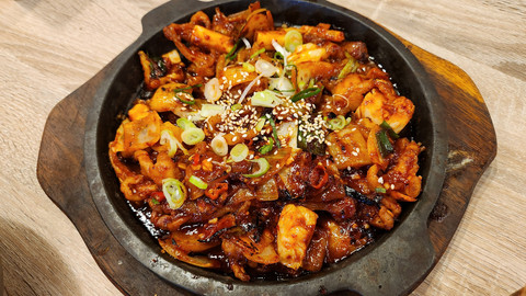Sajian Ceker ala Korea di Sini Bumbunya Gurih, Pedas, Manis, dan Medok!