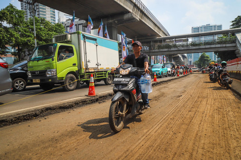 Foto: Ada Beda Tinggi Jalan di Rasuna Said, Pengendara Diimbau Hati-hati