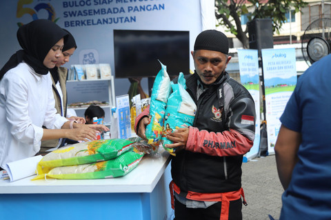 Foto: Antusias Warga Belanja Sembako di Pasar Murah Bulog