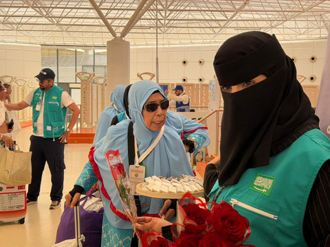 Saat Mawar dan Cokelat Sambut Jemaah Haji RI di Jeddah