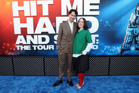 Billie Eilish dan Nat Wolff Go Public di Momen Red Carpet Hit Me Hard and Soft