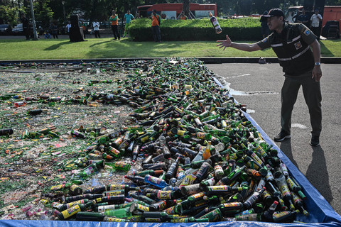 Foto: 10 Ribu Miras Dimusnahkan Satpol PP di Monas