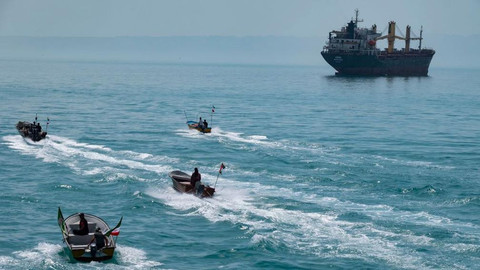Armada 'Nyamuk' Iran Menantang Angkatan Laut AS di Selat Hormuz