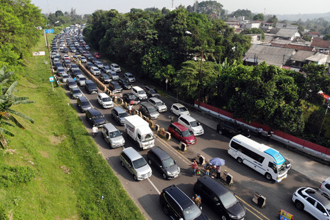 Foto: Libur Kenaikan Yesus, 10 Ribu Kendaraan Padati Jalur Puncak