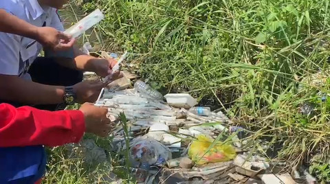 Alat Suntik Ditemukan Menumpuk di Saluran Irigasi di Malang, Warga Resah