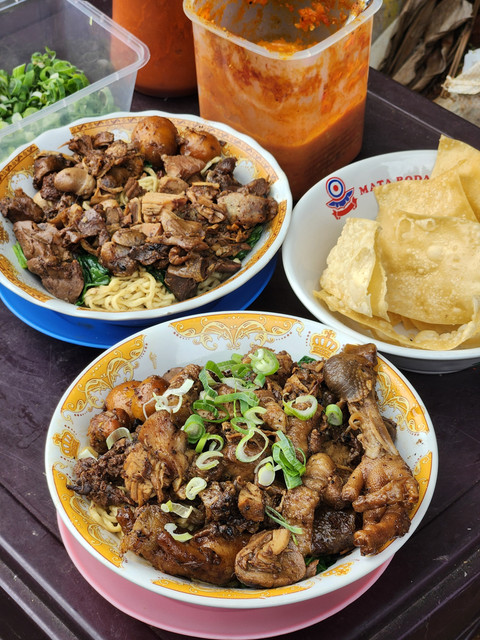 Nyobain Mi Ayam Pangsit H. Batong dengan Topping yang Melimpah