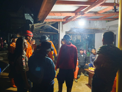 Tebing Setinggi 250 Meter di Curug Cileat Subang Longsor, 2 Wisatawan Tertimbun