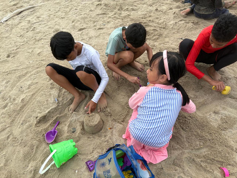 Libur Panjang, Pantai Ancol Dipadati Keluarga dan Anak-anak