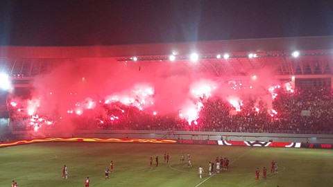 Kehadiran Jokowi hingga Pesta Flare Warnai Kemenangan Persis Atas Dewa United